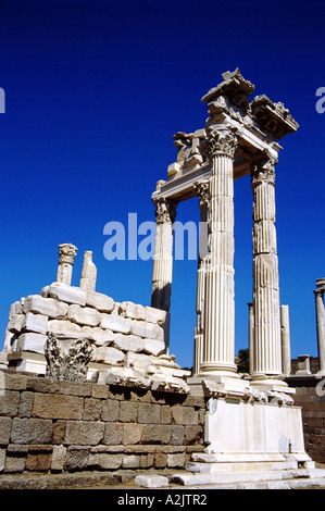 Türkei, Nördliche Ägäis, Pergamun, die Akropolis. Dorische Marmor Ruinen der Tempel der Athena Polias, hellenistische Stadt Stockfoto