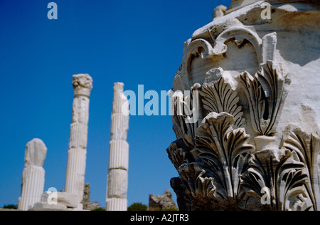 Türkei, Nördliche Ägäis, Pergamun, die Akropolis. Dorischen Stil Marmor Ruinen der Tempel der Athena Polias. Stockfoto