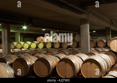 Alterung der moderne Barriquekeller mit Barrique-Stücke mit Reifen Wein, Maison Louis Jadot, Beaune Côte d ' Cote d oder Bourgogne Burgund Burgund Frankreich Französisch Europa Europäische Stockfoto