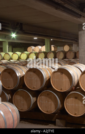 Alterung der moderne Barriquekeller mit Barrique-Stücke mit Reifen Wein, Maison Louis Jadot, Beaune Côte d ' Cote d oder Bourgogne Burgund Burgund Frankreich Französisch Europa Europäische Stockfoto