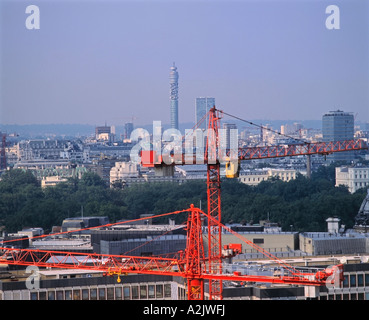 London Skyline, Bau Turmdrehkrane mit BT Tower in der Ferne, London, England, Großbritannien Stockfoto
