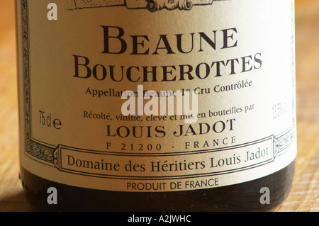 Closeup close-up einer Weinflasche label Maison Domaine des Heritiers Louis Jadot Bourgogne Beaune Boucherottes Premier 1er Cru Appellation Controlee, Maison Louis Jadot, Beaune Côte d ' Cote d oder Bourgogne Burgund Burgund Frankreich Französisch Europa Europäische Stockfoto