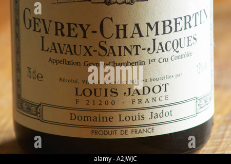 Closeup Nahaufnahme von einer Weinflasche Label Maison Domaine Louis Jadot Burgund Gevrey Chambertin Lavaux-Saint-Jacques Premier 1er Stockfoto