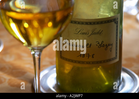 Ein halb leeren staubige alte Flasche mit einem handgeschriebenen Etikett Louis Jadot Meursault Blagny 1978 Weißburgunder und ein Glas Wein auf einem Esstisch, Maison Louis Jadot, Beaune Côte d ' Cote d oder Bourgogne Burgund Burgund Frankreich Französisch Europa Europäische Stockfoto