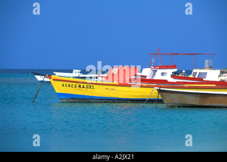 ARUBA bunte Fischerboote im hellen Wasser Stockfoto