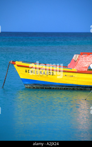 ARUBA bunt Gelb Fischerboot im hellen Wasser Stockfoto