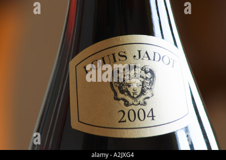 Closeup Nahaufnahme von einer Flasche Rotwein Label Maison Louis Jadot 2002 mit dem Baccus Bacchus-Symbol der Produzent, Maison Louis Jadot, Beaune Côte d ' Cote d oder Bourgogne Burgund Burgund Frankreich Französisch Europa Europäische Stockfoto