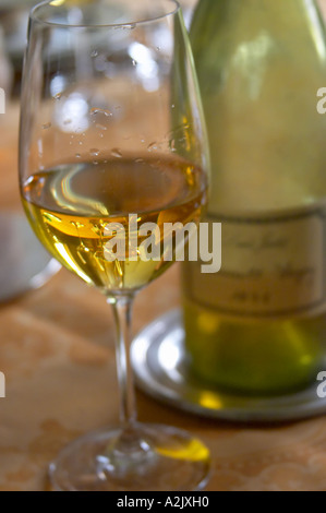 Ein halb leeren staubige alte Flasche mit einem handgeschriebenen Etikett Louis Jadot Meursault Blagny 1978 Weißburgunder und ein Glas Wein auf einem Esstisch, Maison Louis Jadot, Beaune Côte d ' Cote d oder Bourgogne Burgund Burgund Frankreich Französisch Europa Europäische Stockfoto