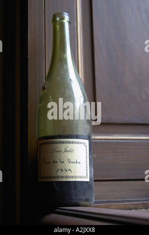 Eine halbe leere staubigen alten Flasche mit einen handgeschriebenen Etikett Louis Jadot Clos De La Roche 1979 Grand Cru Burgund rot Wein Seite beleuchtete Seite Licht, Closeup auf ein Fenster Fensterbank, Maison Louis Jadot, Beaune Côte d ' Cote d oder Bourgogne Burgund Burgund Frankreich Französisch Europa Europäische Stockfoto