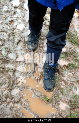 Wandern auf schlammigen Pfad. Stockfoto