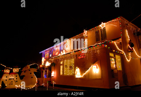 Haus in Weihnachten Lichterketten dekoriert. Stockfoto