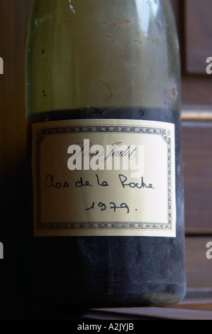 Eine halbe leere staubigen alten Flasche mit einen handgeschriebenen Etikett Louis Jadot Clos De La Roche 1979 Grand Cru Burgund rot Wein Seite beleuchtete Seite Licht, Closeup auf ein Fenster Fensterbank, Maison Louis Jadot, Beaune Côte d ' Cote d oder Bourgogne Burgund Burgund Frankreich Französisch Europa Europäische Stockfoto