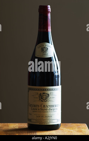 Eine Flasche des Maison Louis Jadot Burgund Gevrey Chambertin Lavaux-Saint-Jacques Premier 1er Cru 2004 roten Burgunder Wein ansehen Stockfoto