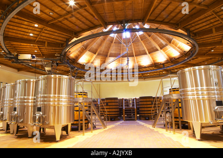 Das Weingut mit Holz- und Gärung Edelstahltanks. Es ist in ein kreisförmiges Design gebaut und aus Kastanienholz, Insekten, Maison Louis Jadot, Beaune Côte d ' Cote d oder Bourgogne Burgund Burgund Frankreich Französisch Europa Europäische zu kämpfen Stockfoto