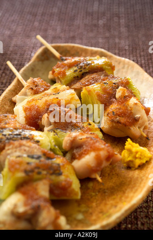 Japanische Momonegima aufgespießt gegrilltes Hähnchen und Lauch Stockfoto