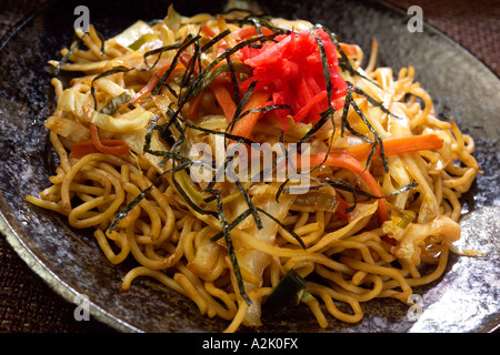 Japanische Yaki Soba Pfanne gebraten Soba-Nudeln mit Pfanne braten Gemüse garniert mit roten Gurken Stockfoto