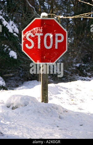 "Stop-Schild an Schnee bedeckten Straßenkreuzung, USA" Stockfoto