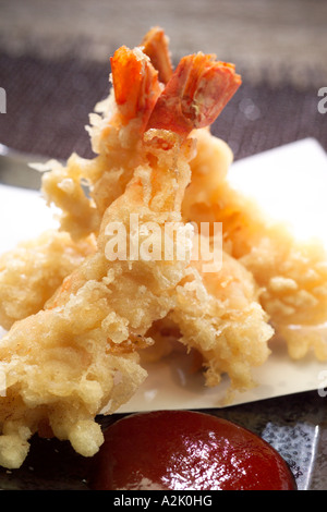 Japanische Ebi Tempura tiefe gebratenen Garnelen in einem leichten Teig, serviert mit Chili-dip Stockfoto