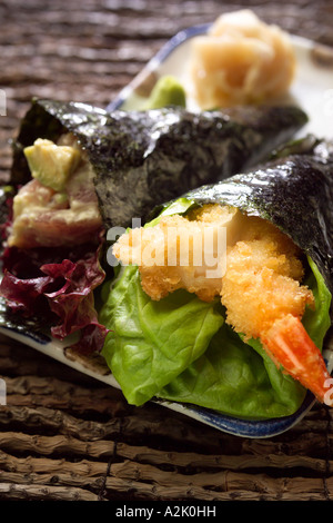 Japanische Temaki Set Thunfisch und Garnelen Sushi Hand Großrollen mit Wasabi und Ingwer serviert Stockfoto