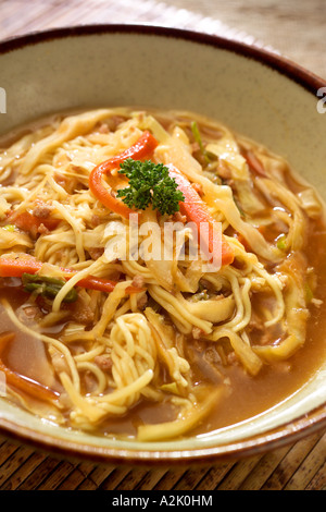 Japanische Miso Ramen Schüssel mit Eiernudeln mit Schweinefleisch Hackfleisch und Gemüse in eine Miso-Suppe Stockfoto