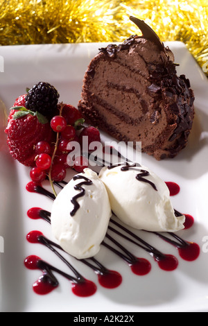 Weihnachten Desserts mit Schokolade Yule Log und Eis Stockfoto
