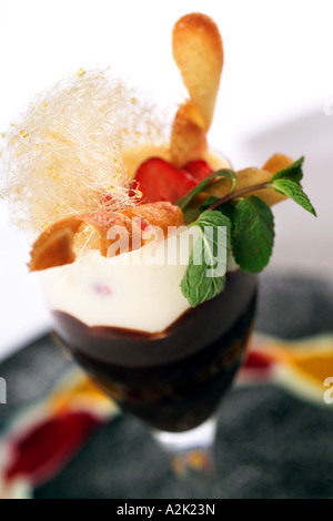 Mousse au Chocolat mit gesponnenem Zucker zu erarbeiten Stockfoto