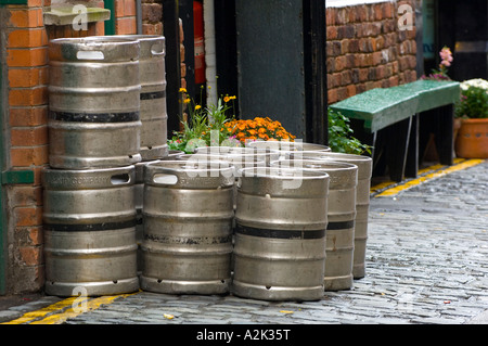 Guinness Bier Kegs auf der Straße, Belfast Stockfoto