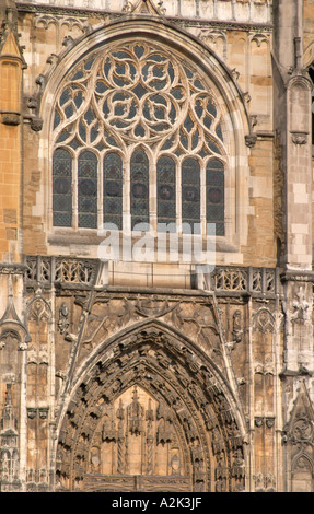 In Vienne, die Kathedrale Saint-Maurice errichtet zwischen den 12. 12. und 16. sechzehnten Jahrhundert. Sowohl romanischen und gotischen Stil. Der Portikus und Glasmalerei-Fenster über dem Haupteingang. Die drei vorderen Bogengänge wurden Datum vom 14. vierzehnten Jahrhundert Vienne, Isère Isere, Frankreich, Europa Stockfoto