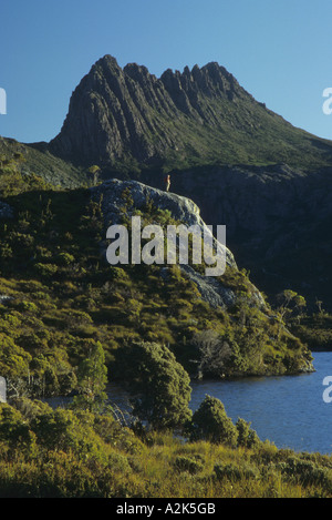 Australien, Tasmanien, Cradle Mountain-Lake St. Clair National Park. Wanderer auf Felsen am See Taube unter Cradle Mountain (1545m). Stockfoto