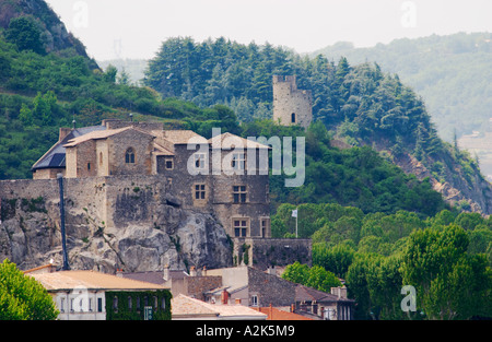 Das Chateau de Tournon in der Stadt Tournon und im Hintergrund ein Turm in Schutt und Asche. Erbaut auf einem Felsen im 14. 14. und 15. 15. Jahrhundert durch die Seigneurs de Tournon.  Tournon-Sur-Rhône, Ardeche Ardèche, Frankreich, Europa Stockfoto