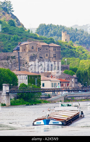 Das Chateau de Tournon in der Stadt Tournon und im Hintergrund ein Turm in Schutt und Asche. Baujahr: 14. 14. und 15. 15. Jahrhundert durch die Seigneurs de Tournon. Die Rhone und die Fußgänger Brücke M Seguin, ein Boot Schiff auf dem Fluss.  Tournon-Sur-Rhône, Ardeche Ardèche, Frankreich, Europa Stockfoto