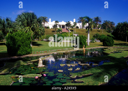 Karibik, Bermuda, Devonshire Parish, Palm Grove Gardens. Widerspiegelnder Teich mit einzigartigen Rasen bedeckten konkrete Karte von Bermuda Stockfoto