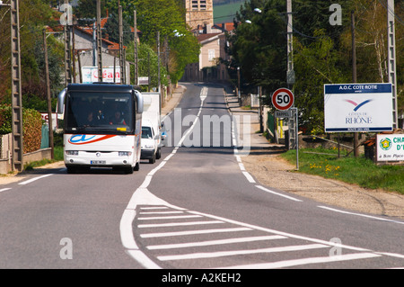 Der Eintritt zur Ampuis mit Verkehrszeichen, die sagen, dass dies Cote Rotie, in den Côtes du Rhône eine Touren-Bus auf der Straße. Ampuis, Cote Rotie, Rhone, Frankreich, Europa Stockfoto