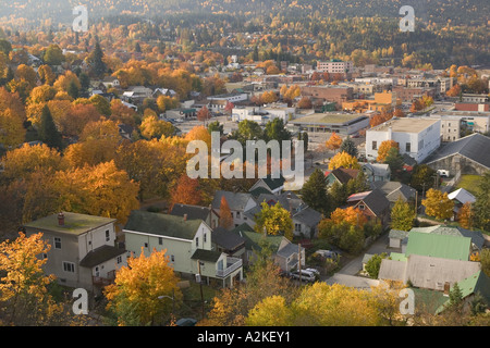 Kanada, British Columbia, Nelson. Herbst-Blick auf die Stadt vom Gyro Park Stockfoto