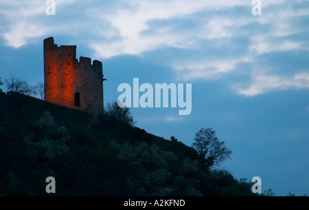 Die Ruine von einem Turm in der Stadt Tournon im Rhône-Tal. Beleuchtet in der Nacht in der Silhouette vor einem blauen Abendhimmel. Tournon-Sur-Rhône, Ardeche Ardèche, Frankreich, Europa Stockfoto