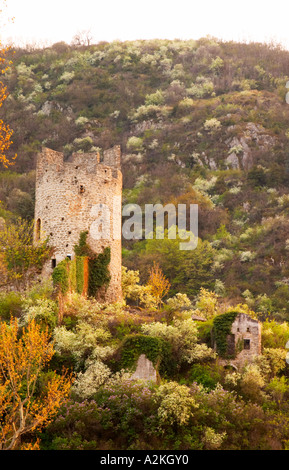 Die alte Ruine von einem Turm in der Stadt Tournon über den Fluss von Tain l ' Hermitage. Tournon-Sur-Rhône, Ardeche Ardèche, Frankreich, Stockfoto