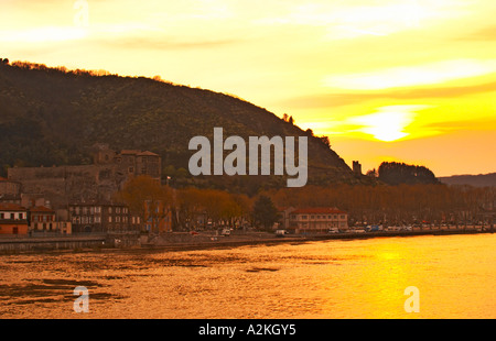 Die Stadt Tournon, über dem Rhône Fluß von Tain l ' Hermitage mit Chateau de Tournon in der untergehenden Sonne, Ardeche Ardèche und Tournon Sur Rhone, Frankreich, Europa Stockfoto