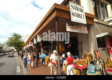 Bahamas Straw Market in der Innenstadt von Nassau Einheimischen einkaufen in der Karibik Stockfoto