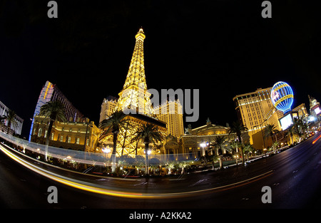 Paris Hotel und Casino auf dem Las Vegas Strip bei Nacht mit Auto Rückleuchten Schlieren durch im Vordergrund Stockfoto