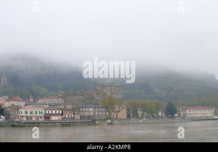 Die Stadt Tournon über der Rhone mit der Chateau de Tournon.  unter Schnee in saisonal hervorragenden klimatischen Bedingungen im April 2005.  Tain l ' Hermitage, Drome, Drôme, Frankreich, Europa Stockfoto