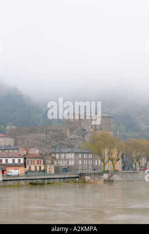 Die Stadt Tournon über der Rhone mit der Chateau de Tournon. unter Schnee in saisonal hervorragenden klimatischen Bedingungen im April 2005. Tain l ' Hermitage, Drome, Drôme, Frankreich, Europa Stockfoto