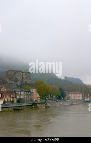 Die Stadt Tournon über der Rhone mit der Chateau de Tournon.  unter Schnee in saisonal hervorragenden klimatischen Bedingungen im April 2005. In der Ferne, die Ruine eines Turms.  Tain l ' Hermitage, Drome, Drôme, Frankreich, Europa Stockfoto