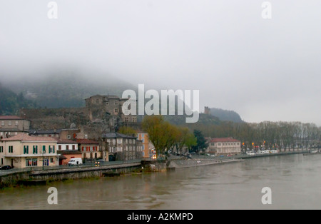 Die Stadt Tournon über der Rhone mit der Chateau de Tournon. unter Schnee in saisonal hervorragenden klimatischen Bedingungen im April 2005. In der Ferne, die Ruine eines Turms. Tain l ' Hermitage, Drome, Drôme, Frankreich, Europa Stockfoto