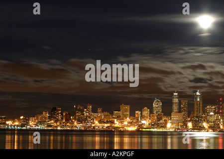 Skyline von Seattle und Vollmond spiegelt in Elliot Bay betrachtet aus West Seattle Seattle Washington USA Stockfoto