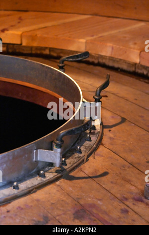 Detail der Spitze eines hölzernen Gärung Mehrwertsteuer.  Château de Beaucastel, Domaines Perrin, Courthézon Courthézon Vaucluse Frankreich Europa Stockfoto