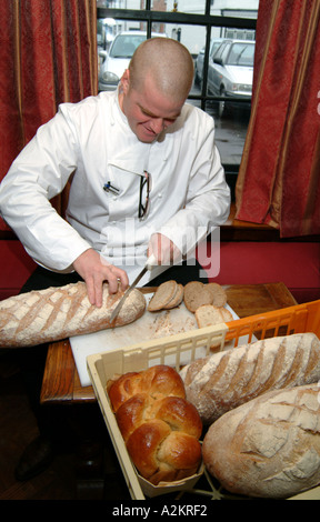 Heston Blumenthal bekannt drei Michelin-Sternekoch Auswahl Brot für sein Restaurant und Gastropub in Bray Berkshire UK Stockfoto