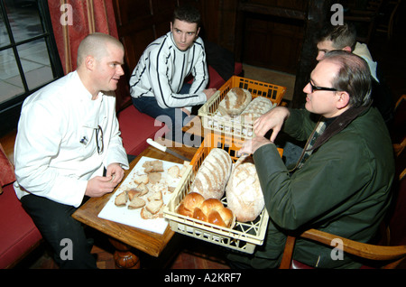 Heston Blumenthal bekannt drei Michelin-Sternekoch Auswahl Brot für sein Restaurant und Gastropub in Bray Berks England Stockfoto