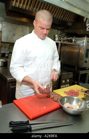 Heston Blumenthal bekannt drei Michelin Sterne Koch arbeitet in seiner Küche in Bray Berkshire südlichen England UK Stockfoto