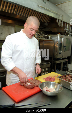 Heston Blumenthal bekannt drei Michelin Sterne Koch arbeitet in seiner Küche in Bray Berkshire südlichen England UK Stockfoto