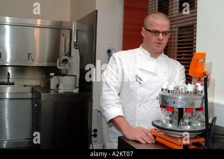 Heston Blumenthal gut drei Michelin Sterne Koch in seinem Essen Entwicklungslabor in Bray southern Berkshire Großbritannien arbeiten bekannt Stockfoto